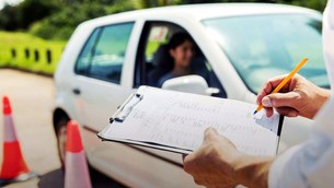 Σχολές οδήγησης: Διαμαρτύρονται οι επαγγελματίες του κλάδου - Ζητούν αλλαγές σε μαθήματα και εξετάσεις