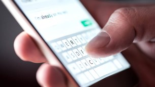 Ανεμβολίαστοι: Επιχείρηση πειθούς μέσω sms από τη Δευτέρα – Γιατί διαφωνεί ο Μόσιαλος