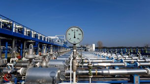 Κομισιόν: Οι ευρωπαϊκές εταιρείες να πληρώνουν το ρωσικό φυσικό αέριο στο νόμισμα που προβλέπουν τα συμβόλαια