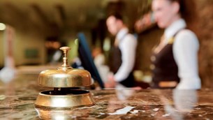 Αναζητούνται 55.000 εργαζόμενοι για τα ξενοδοχεία – Τι λένε τουριστικοί φορείς