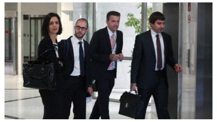 Οι τρεις «κόκκινες» κάρτες από την τρόικα στο νέο ασφαλιστικό νόμο Οι τρεις «κόκκινες» κάρτες από την τρόικα στο νέο ασφαλιστικό νόμο
