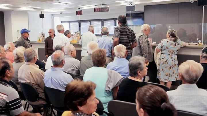 «Βόμβα» για τα Ταμεία οι 360.000 αιτήσεις για σύνταξη και εφάπαξ «Βόμβα» για τα Ταμεία οι 360.000 αιτήσεις για σύνταξη και εφάπαξ