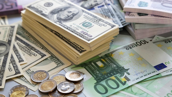 Υποχωρεί το ευρώ έναντι του δολαρίου, ανοδικά κινείται η στερλίνα