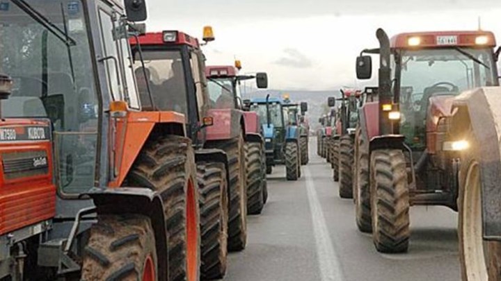 Οι αγρότες απέκλεισαν την εθνική οδό Λάρισας – Κοζάνης