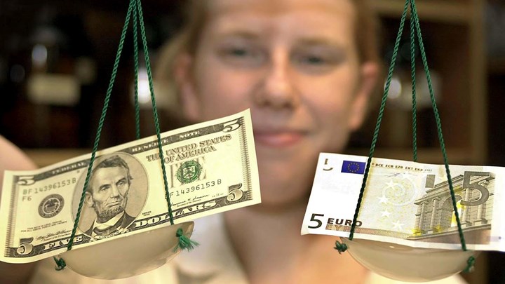 Ενισχύεται το ευρώ έναντι του δολαρίου Ενισχύεται το ευρώ έναντι του δολαρίου