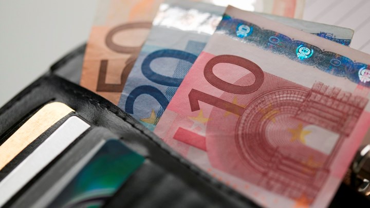Υψηλότεροι οι μισθοί στον δημόσιο τομέα έναντι του ιδιωτικού Υψηλότεροι οι μισθοί στον δημόσιο τομέα έναντι του ιδιωτικού