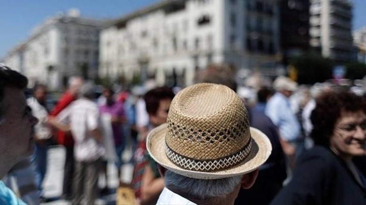 Το &quot?δράμα&quot? των Ελλήνων συνταξιούχων: Ψαλίδι έως 55% στις συντάξεις από το 2010