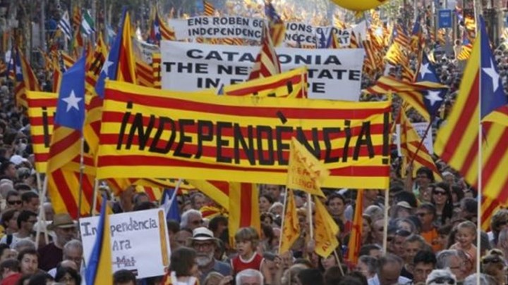Κλιμακώνεται η καταλανική κρίση - Μεγάλες διαδηλώσεις στη Βαρκελώνη