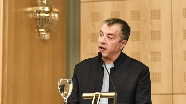 Θεοδωράκης: Τούρκοι ναύαρχοι γελάνε στο Αιγαίο και εμείς το παίζουμε σκληροί με τους βόρειους γείτονές μας Θεοδωράκης: Τούρκοι ναύαρχοι γελάνε στο Αιγαίο και εμείς το παίζουμε σκληροί με τους βόρειους γείτονές μας