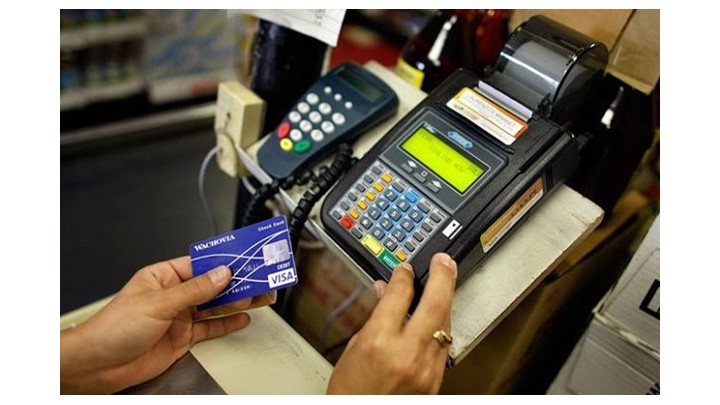 Τι ισχύει για τις προμήθειες τραπεζών στη χρήση καρτών