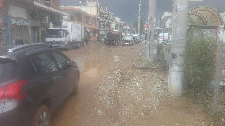 Βρέχει καταρρακτωδώς στην Μάνδρα - Ώρες αγωνίας για τους κατοίκους Βρέχει καταρρακτωδώς στην Μάνδρα - Ώρες αγωνίας για τους κατοίκους