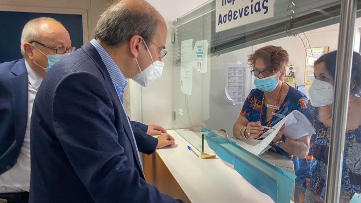 Επίσκεψη Χατζηδάκη στον ΕΦΚΑ Αγίας Παρασκευής - "?Επίσημα έγγραφα μεταφέρονται με σακούλες"? Επίσκεψη Χατζηδάκη στον ΕΦΚΑ Αγίας Παρασκευής - "?Επίσημα έγγραφα μεταφέρονται με σακούλες"?