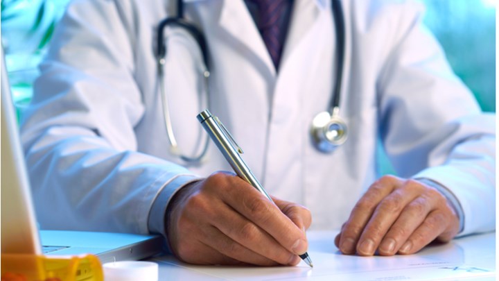 Δημόσιες δομές υγείας: Πότε ξεκινά η συνταγογράφηση στους ανασφάλιστους μόνο από ιατρούς