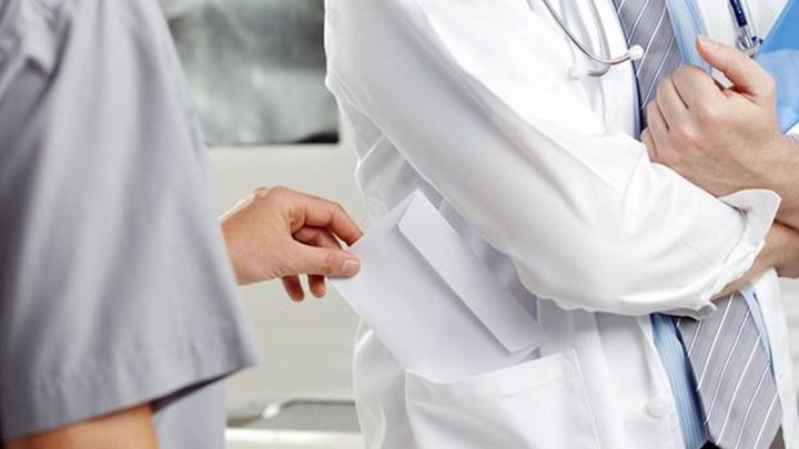 Έρχεται ηλεκτρονική πλατφόρμα για καταγγελίες ασθενών για το «φακελάκι»